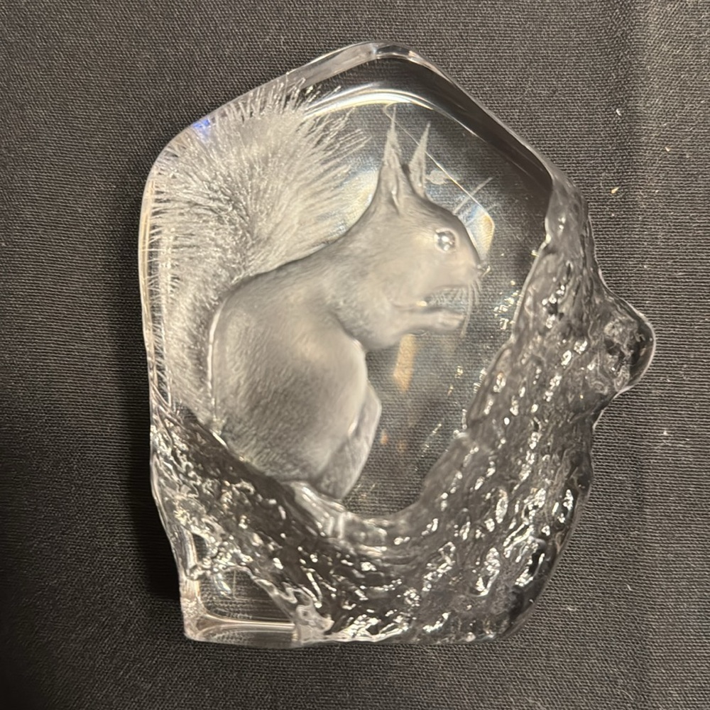 Signed & numbered Mats Jonasson lead crystal “squirrel” paperweight. - Picture 2 of 7